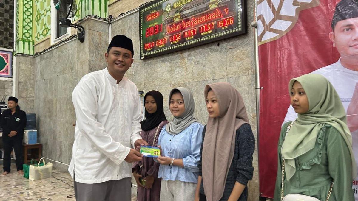 INFO KLATEN - Bupati Klaten Hamenang Wajar Ismoyo menyerahkan bantuan yakni tabungan Bank Klaten Simpel Ayah untuk 10 anak yatim masing-masing Rp 300 ribu, di Masjid Raya Klaten pada Sabtu (9/3/2024).