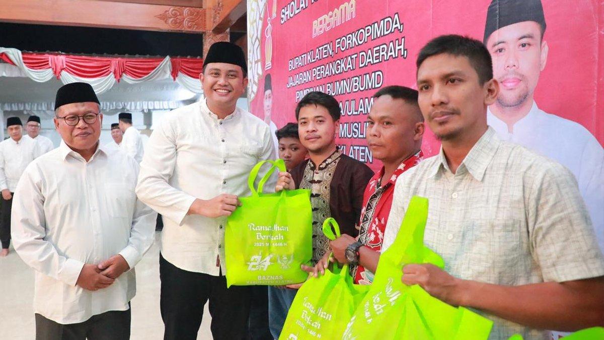 INFO KALTEN - Bupati Klaten Hamenang Wajar Ismoyo menyerahkan sejumlah bantuan paket sembako kepada warga yang membutuhkan