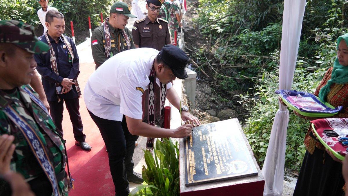 TMMD SENGKUYUNG KLATEN - Bupati Klaten Hamenang Wajar Ismoyo, meresmikan jalan dan jembatan baru hasil program TMMD Sengkuyung Tahap II, Desa Mundu, Kecamatan Tulung, Rabu (4/6/2025).