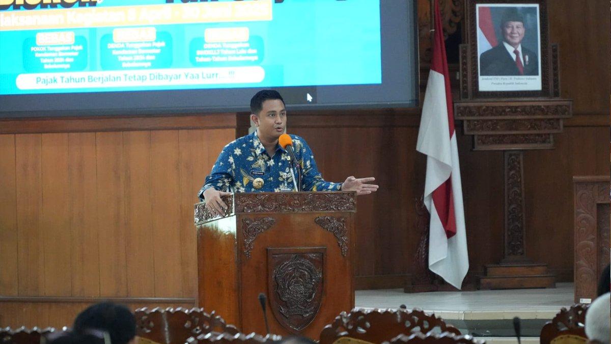 SOSIALISASI BUPATI HAMENANG - Bupati Klaten Hamenang Wajar Ismoyo bersama melakukan sosialisasi Program Pembebasan Tunggakan Pajak Kendaraan Bermotor (PKB) di Ruang Paripurna DPRD Klaten, Selasa (3/6/2025).