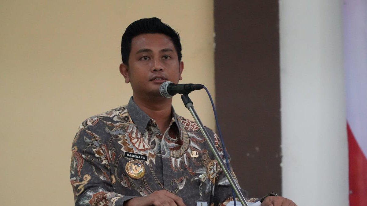 INFO KLATEN - Bupati Klaten Hamenang Wajar Ismoyo saat memberikan sambutan pada kegiatan Sosialisasi Peluang Kerja dan Oemberian Bantuan Sosial Sembako kepada eks buruh Sritex Groupdi Gedung Mina, Desa Mrisen, Kecamatan Juwiring, Klaten, Rabu (26/3/2025).