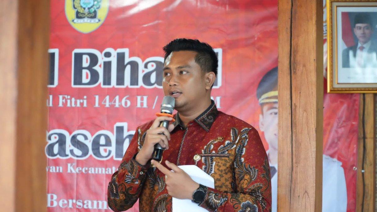INFO KLATEN - Bupati Klaten Hamenang Wajar Ismoyo saat memberikan sambutan pada acara Halal Bihalal Hari Raya Idul Fitri 1446 H/2025 M dan sarasehan bersama Forkam di di Desa Sidorejo, Kecamatan Kemalang, Klaten, pada Kamis (17/4/2025).