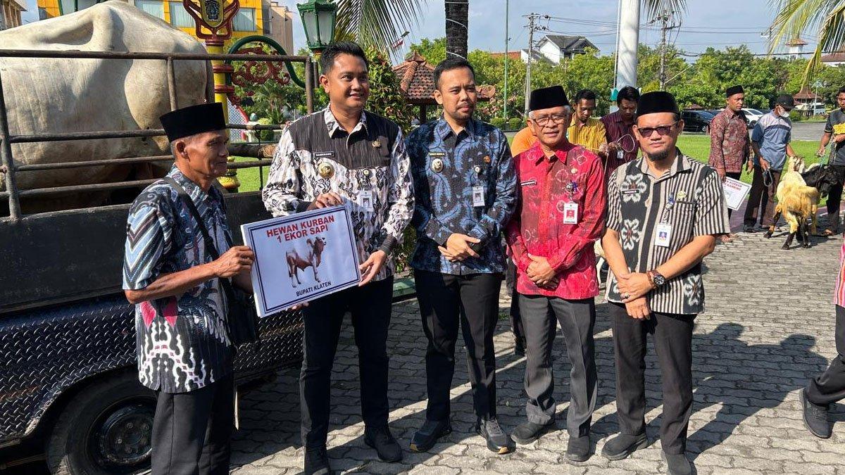 IDUL ADHA KLATEN - Bupati Klaten Hamenang Wajar Ismoyo secara simbolis menyerahkan hewan kurban kepada pengurus takmir masjid di Halaman Pendopo Pemkab Klaten, Kamis (5/6/2025).