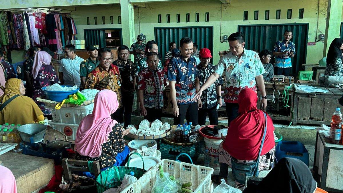 INFO KLATEN - Bupati Klaten Hamenang Wajar Ismoyo didampingi Wabup Benny Indra Ardhianto bersama jajaran melakukan inspeksi mendadak (sidak) harga komoditas bahan pokok di Pasar Tanjung, Kecamatan Juwiring, Klaten, pada Selasa (18/3/2025).