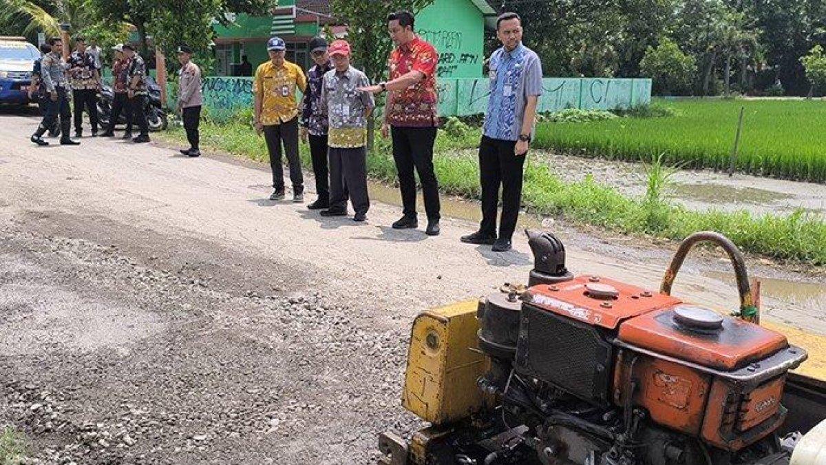 100 HARI KERJA - Bupati Klaten Hamenang Wajar Ismoyo dan Wakil Bupati Klaten Benny Indra Ardhianto melalukan sidak jalanan yang sebelumnya viral ditanam pohon pisang, di ruas Jalan Gempol- Kadisimo, di Kecamatan Wedi, Kabupaten Klaten pada Selasa (25/3/2025). Jalan tersebut disebut sudah sering diperbaiki.