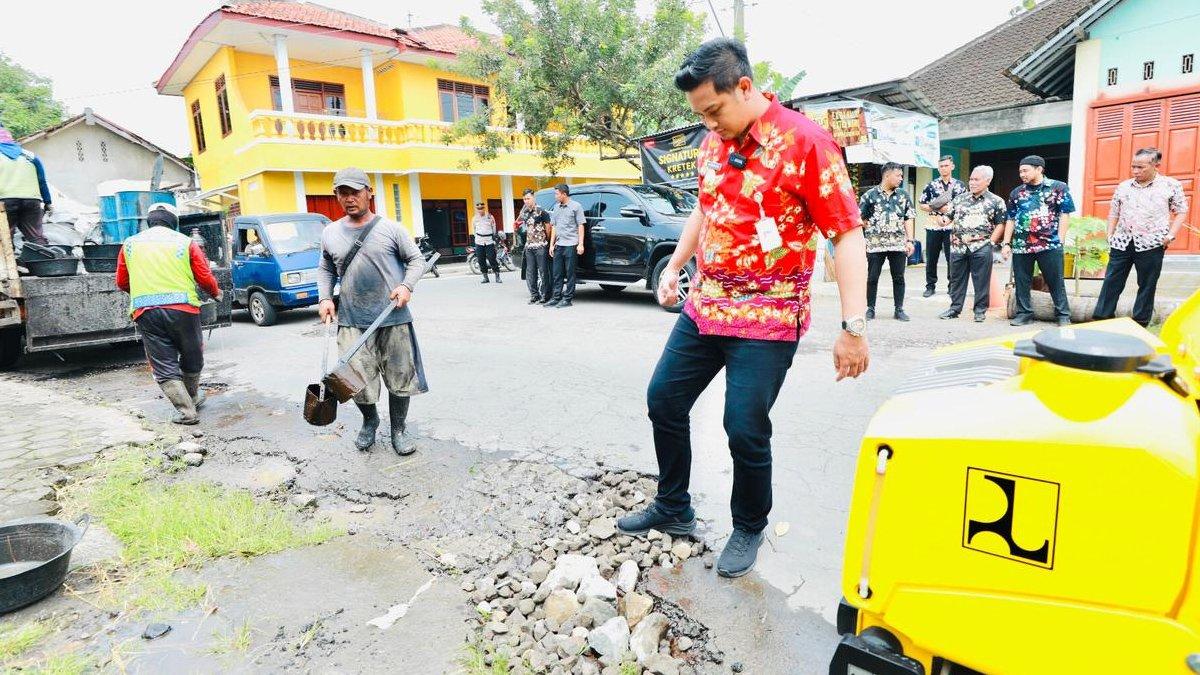 INFO KLATEN - Bupati Klaten Hamenang Wajar Ismoyo didampingi Wakil Bupati Benny Indra Ardhianto, beserta jajaran pimpinan di lingkungan Pemkab Klaten lakukan sidak pembangunan ruas Jalan Gempol-Kadisimo, pada Selasa (25/03/2025).