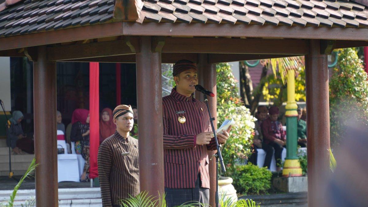 HARI PANCASILA KLATEN - Bupati Klaten Hamenang Wajar Ismoyo menjadi inspektur upacara pada tahun Hari Lahir Pancasila di Halaman Pendopo Pemkab Klaten, Minggu (1/6/2025). 