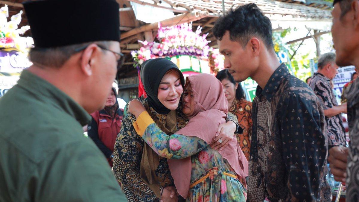 Bupati Klaten Sri Mulyani berdialog dengan Kepala Sekolah dan Guru SMA N 1 Cawas