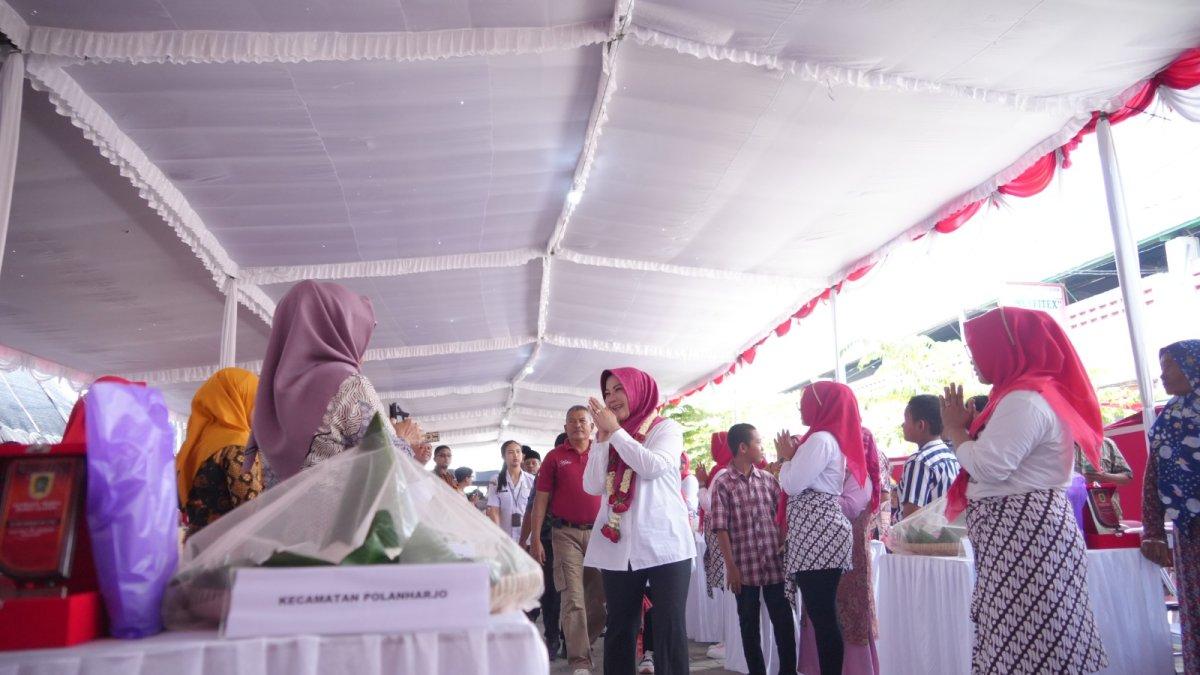 Bupati Klaten Sri Mulyani berdialog dengan warga saat Sambang Warga di Desa Janti, Kecamatan Polanharjo, Klaten, Rabu (23/10/2024).