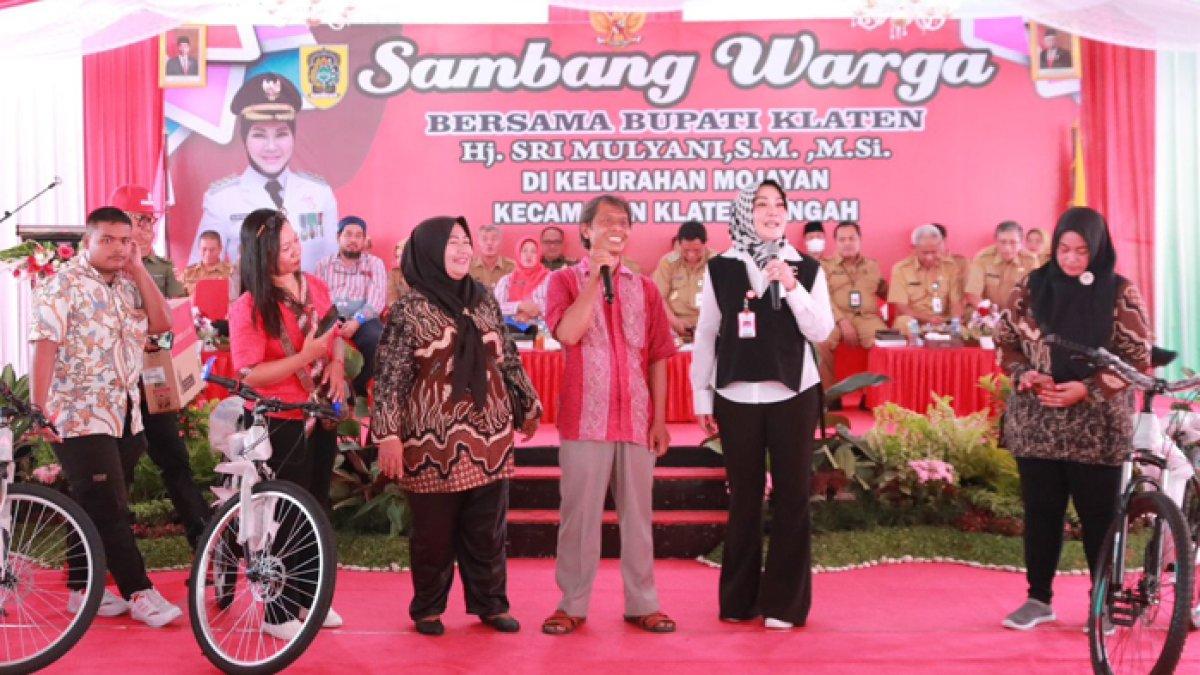 Bupati Klaten Sri Mulyani berdialog dengan warga saat kegiatan sambang warga