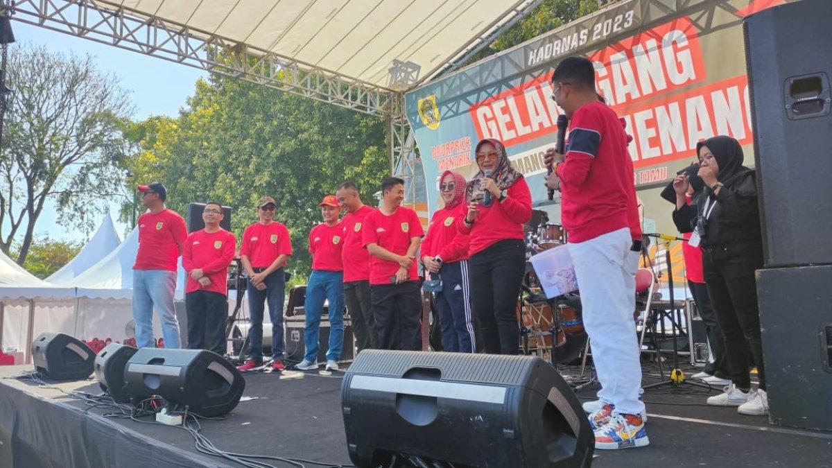 Bupati Klaten, Sri Mulyani memberikan sambutan dalam rangka Haornas ke-40 di Alun-alun Klaten, Sabtu (9/9/2023) didampingi Forkopimda Kabupaten Klaten.