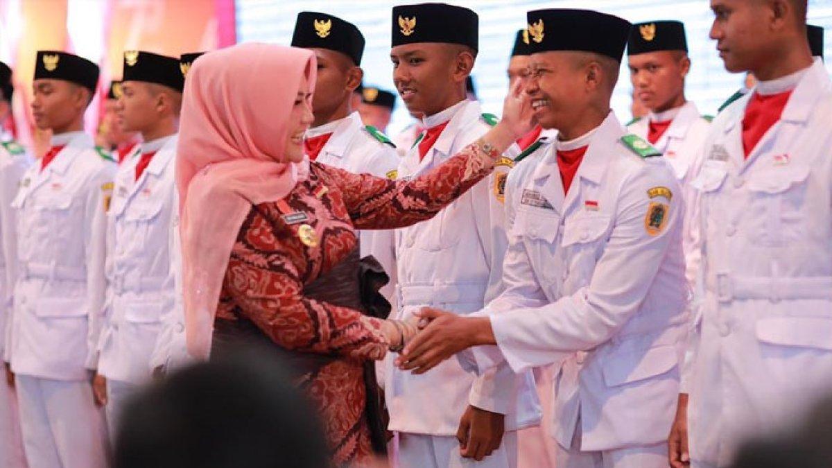 Bupati Klaten Sri Mulyani bersama Paskibra Klaten