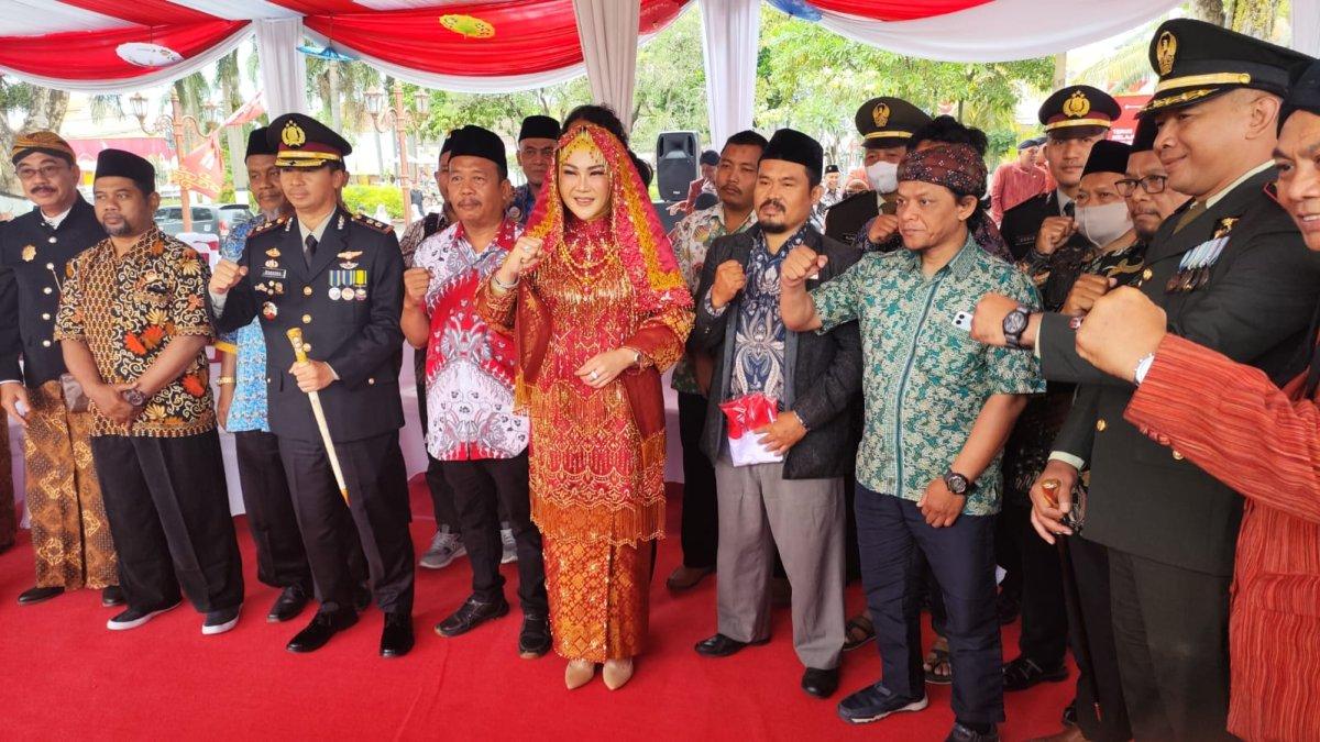 Bupati Klaten, Sri Mulyani bersama eks napiter asal Klaten kenakan batik usai mengikuti Upacara Kemerdekaan HUT ke-78 RI di Alun-alun Klaten, Kamis (17/8/2023).