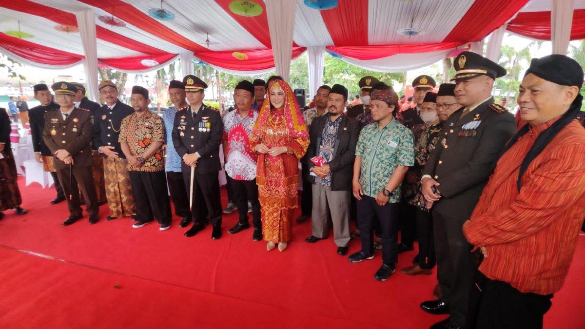 Bupati Klaten, Sri Mulyani bersama eks napiter asal Klaten kenakan batik usai mengikuti Upacara Kemerdekaan HUT ke-78 RI di Alun-alun Klaten, Kamis (17/8/2023).