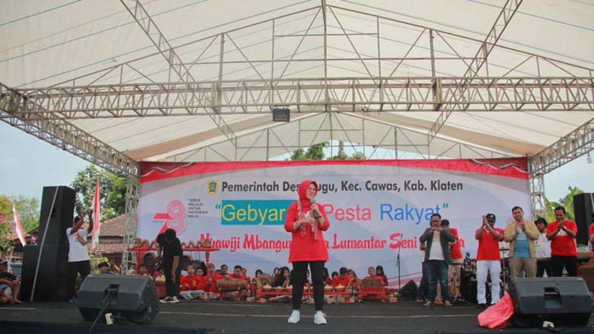 Bupati Klaten, Sri Mulyani bersama pemain Gending Praba Laras