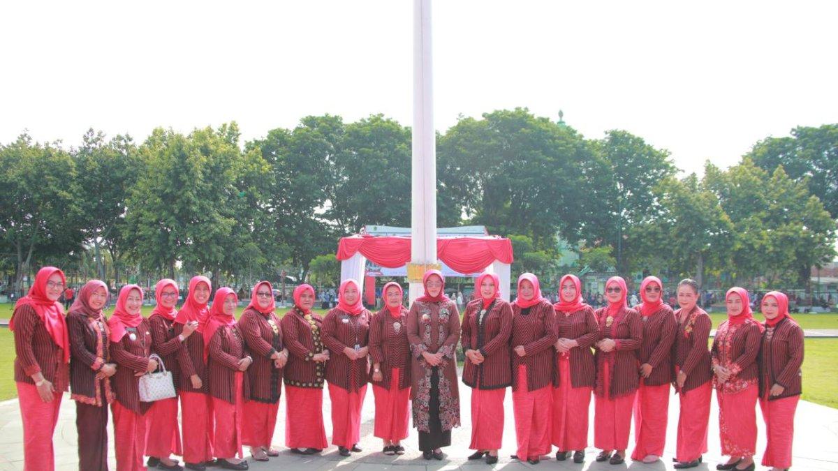 Bupati Klaten Sri Mulyani bersama pemimpin pasukan yang bertugas saat upacara peringatan Hari Kartini ke-145 tingkat Kabupaten dengan tema 