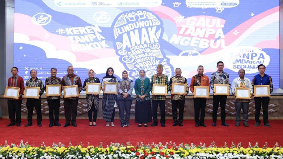 Bupati Klaten Sri Mulyani bersama penerima penghargaan Paramesti lainnya