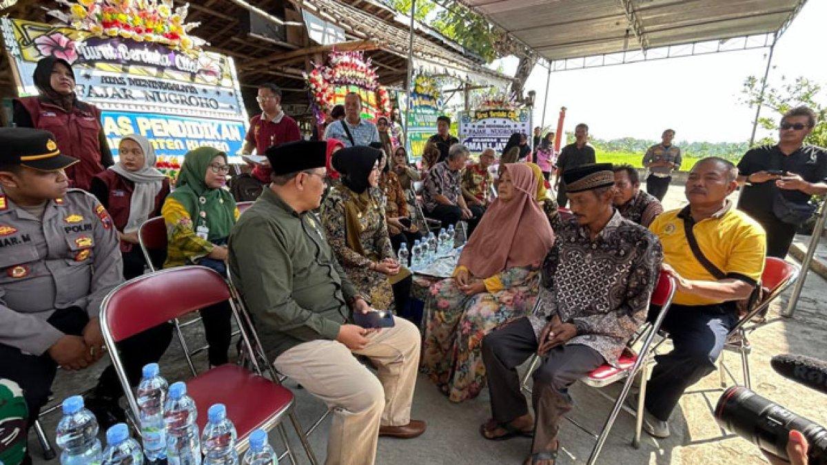 Bupati Klaten Sri Mulyani bertemu dengan keluarga mendiang Fajar Nugroho