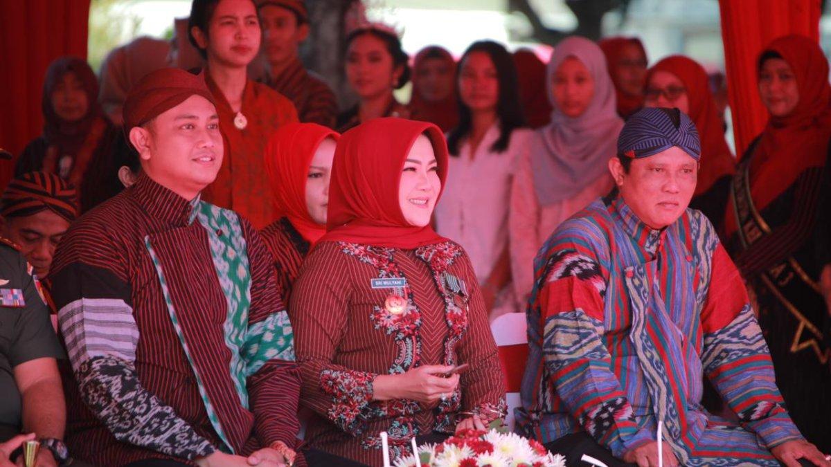 Bupati Klaten Sri Mulyani bersama pemimpin pasukan yang bertugas saat upacara peringatan Hari Kartini ke-145 tingkat Kabupaten dengan tema 