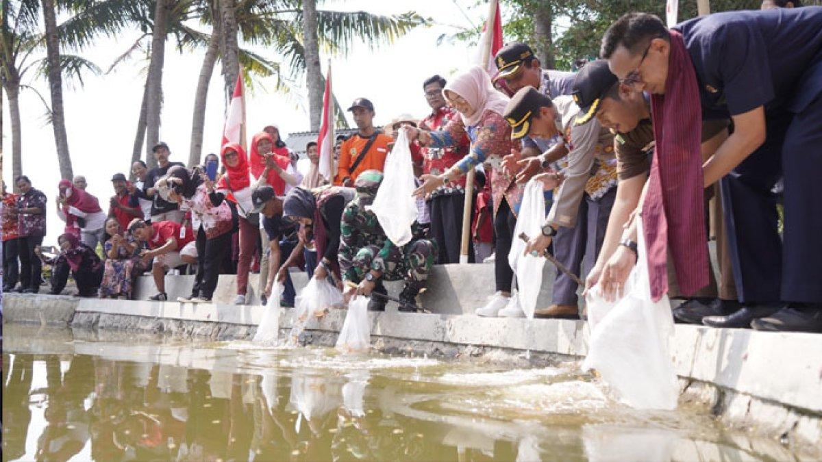 Bupati Klaten, Sri Mulyani dan Forkopimda menebar benih ikan di embung desa