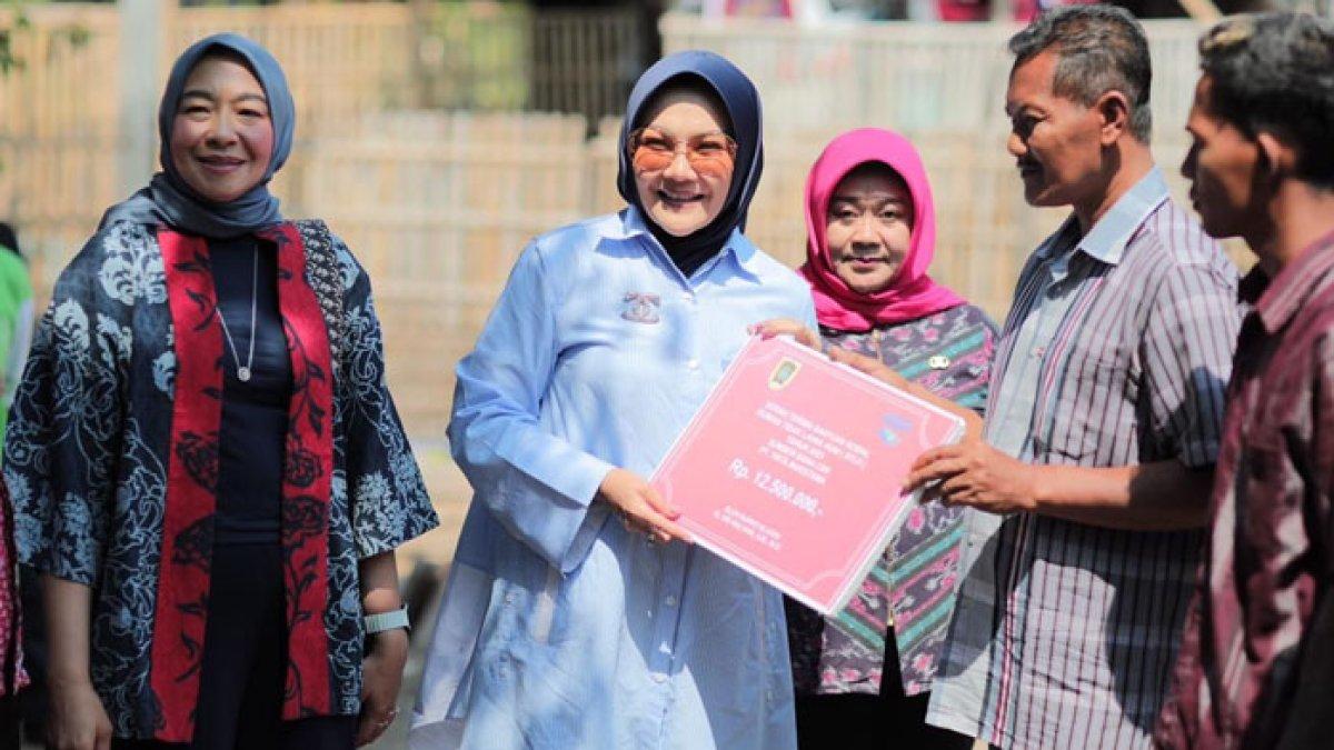 Bupati Klaten, Sri Mulyani (kerudung dan kemeja biru) didampingi Vice President General Secretary Danone Indonesia Vera Galuh Soegijanto (kerudung biru dan batik biru) diantara penerima bantuan RTLH warga di Desa Kepanjen, Kecamatan Delanggu, Kamis (19/10/2023). 
(Dokumentasi Prokopim Setda Kabupaten Klaten)