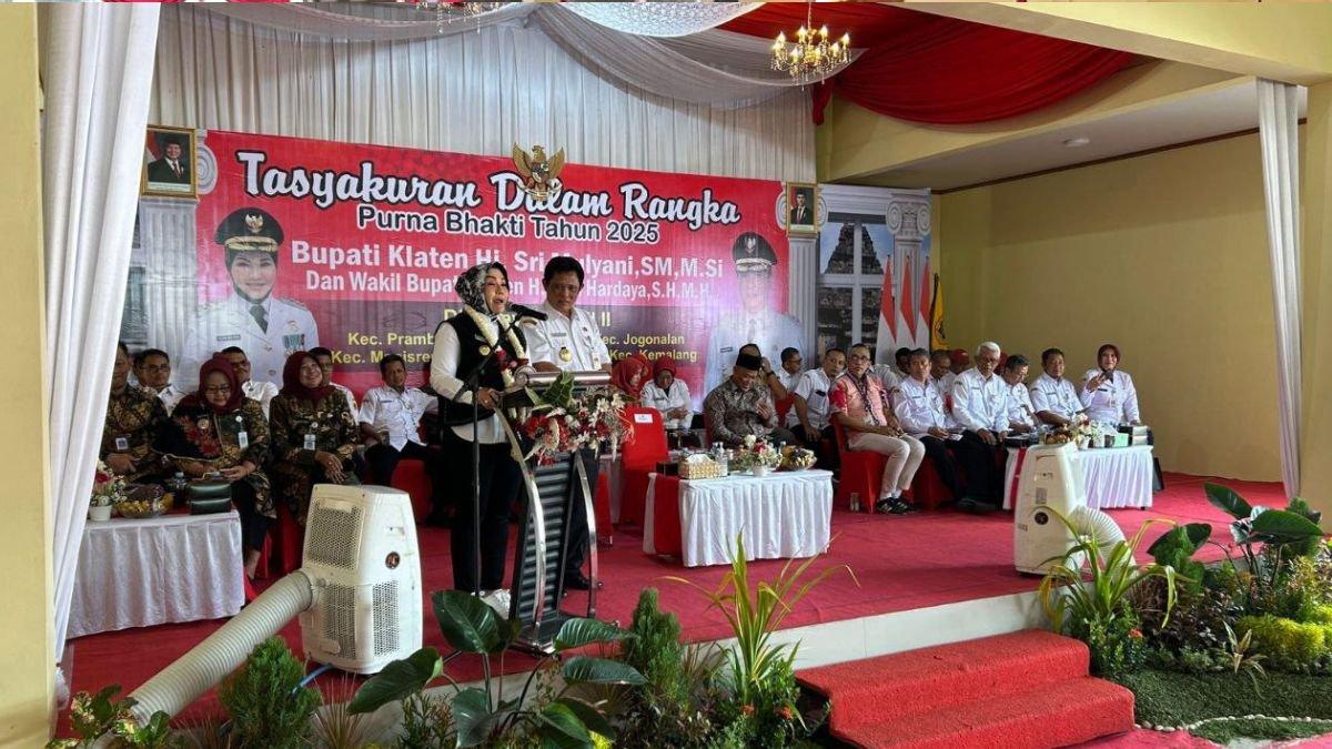 INFO KLATEN - Bupati Klaten Sri Mulyani didampingi Wabup Yoga Hardaya saat memberikan sambutan pada kegiatan Tasyakuran Purna Bhakti Bupati dan Wakil Bupati Klaten di Gedung Serbaguna Desa Demakijo, Kecamatan Karangnongko, Klaten, Rabu (12/2/2025). 