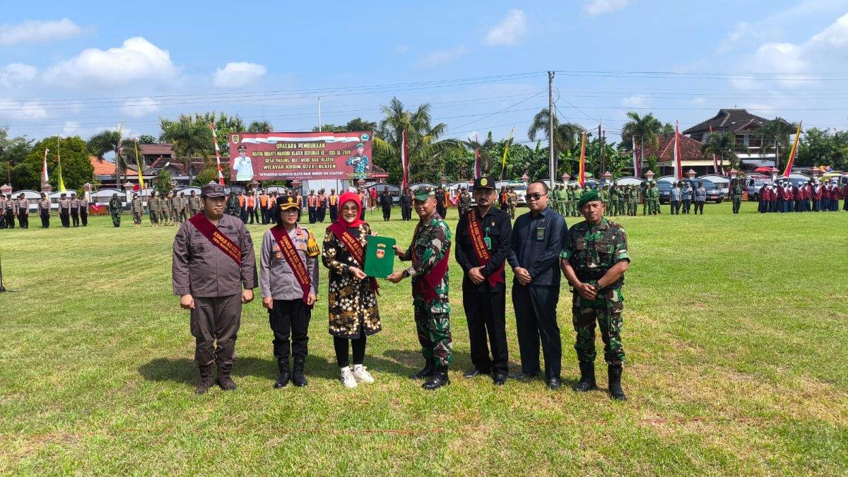 Bupati Klaten Sri Mulyani dan perwakilan dari 0723/Klaten melakukan serah terima berita acara KBMKB ke-XXII tahun 2024 di lapangan Desa Pasung, Kecamatan Wedi, Klaten, pada  Selasa (23/4/2024).