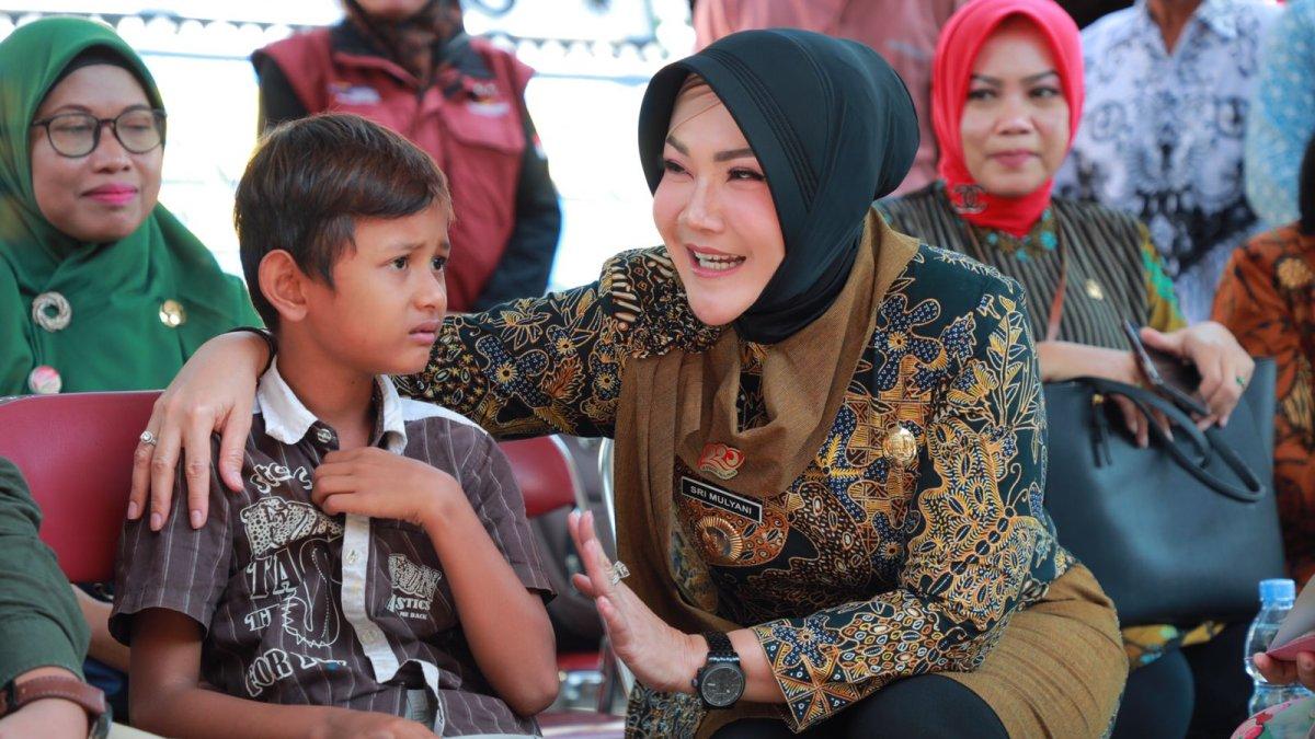 Bupati Klaten Sri Mulyani didampingi Kepala Sekolah SMA N 1 Cawas Arik Sulistiyorini (1)
