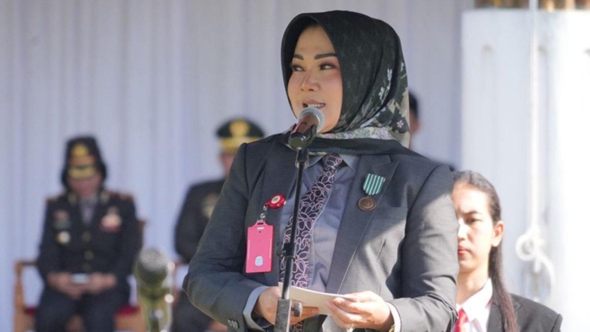 Bupati Klaten Sri Mulyani membacakan amanatnya