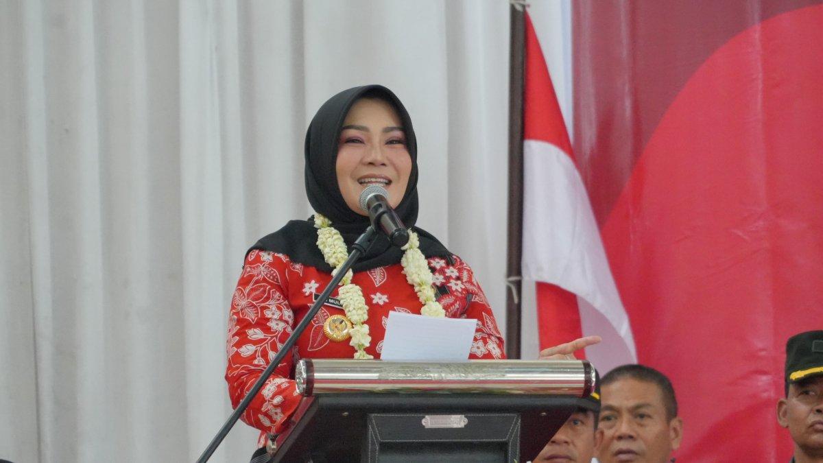 Bupati Klaten Sri Mulyani memberi sambutan saat melakoni kegiatan Sambang Warga di Desa Jetis, Kecamatan Delanggu, Klaten pada Selasa (8/10/2024).