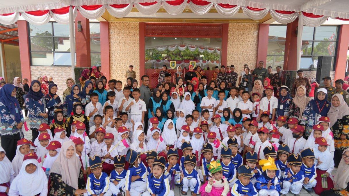 Bupati Klaten Sri Mulyani memberi sambutan saat melakoni kegiatan Sambang Warga di Desa Jetis, Kecamatan Delanggu, Klaten pada Selasa (8/10/2024).