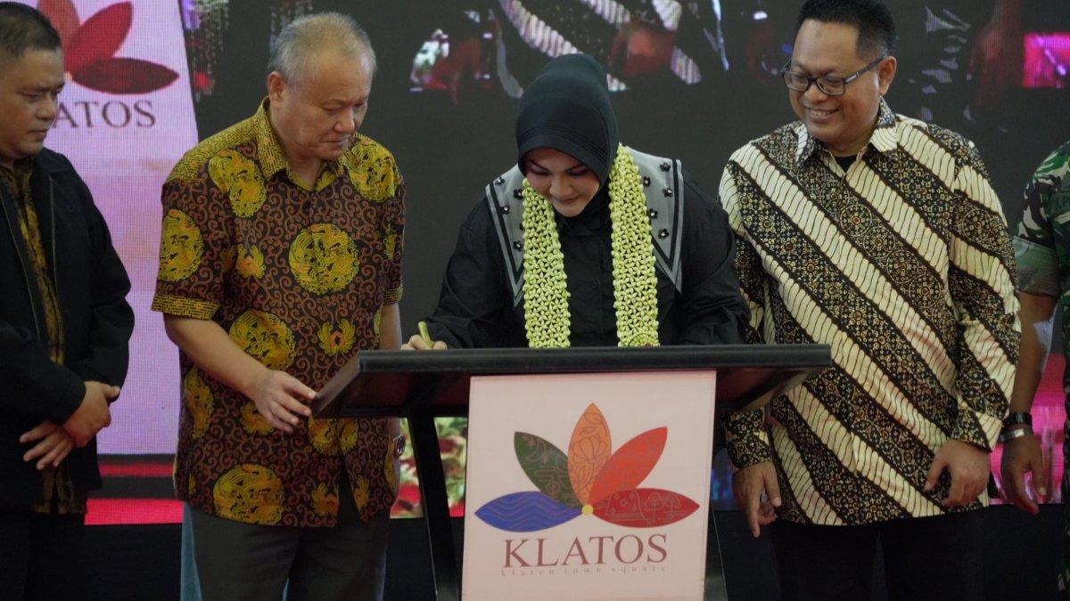 Bupati Klaten Sri Mulyani menandatangani prasasti sebagai simbol dibukanya pusat perbelanjaan modern Klatos, pada Selasa (31/12/2024).