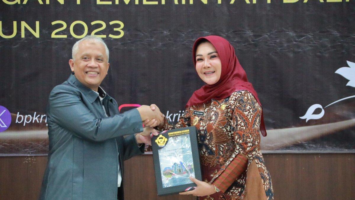 Bupati Klaten Sri Mulyani menerima Laporan Hasil Pemeriksaan (LHP) atas LKPD Kabupaten Klaten tahun anggaran 2023 dari Badan Pemeriksa Keuangan (BPK) perwakilan Jawa Tengah di Kantor BPK Jateng, pada Rabu (21/5/2024).