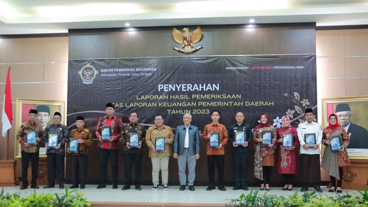 Bupati Klaten Sri Mulyani menghadiri undangan Badan Pemeriksa Keuangan (BPK) perwakilan Jawa Tengah dalam rangka menerima Laporan Hasil Pemeriksaan (LHP) atas LKPD Kabupaten Klaten tahun anggaran 2023 di Kantor BPK Jateng, pada Rabu (21/5/2024).