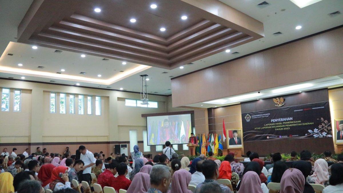 Bupati Klaten Sri Mulyani menghadiri undangan Badan Pemeriksa Keuangan (BPK) perwakilan Jawa Tengah dalam rangka menerima Laporan Hasil Pemeriksaan (LHP) atas LKPD Kabupaten Klaten tahun anggaran 2023 di Kantor BPK Jateng, pada Rabu (21/5/2024).