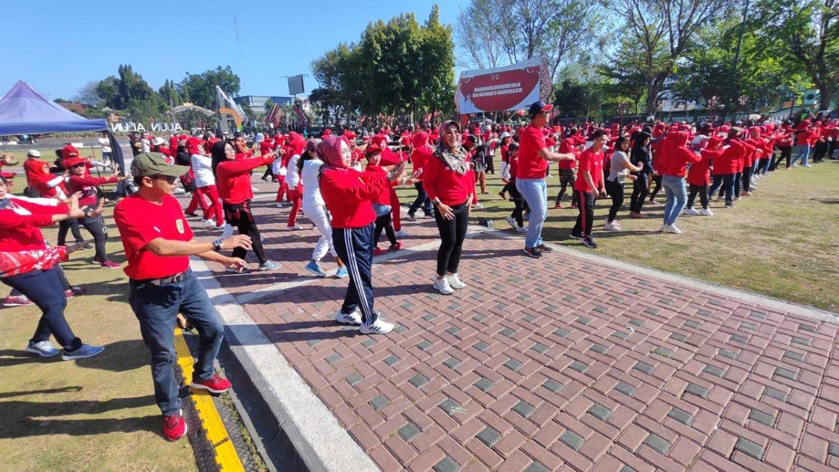 Bupati Klaten, Sri Mulyani dan peserta kompak kenakan atasan merah saat mengikuti senam bersama dalam rangka Haornas ke-40 di Alun-alun Klaten, Sabtu (9/9/2023)