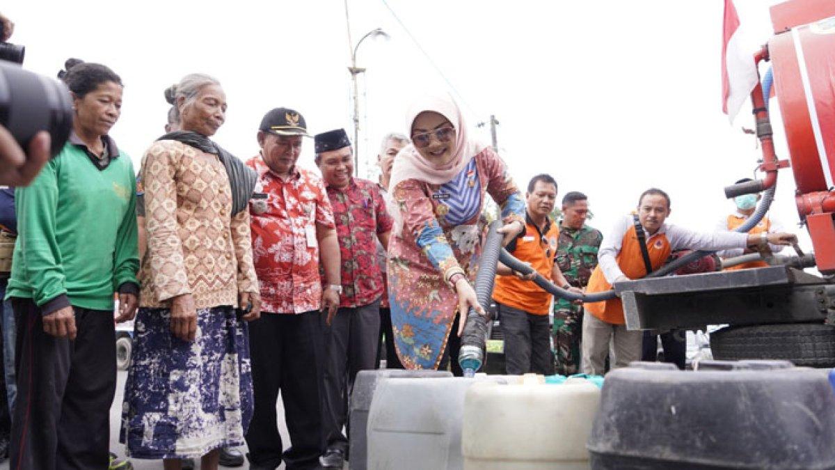 Bupati Klaten, Sri Mulyani mengisi jeriken milik warga Desa Sidorejo
