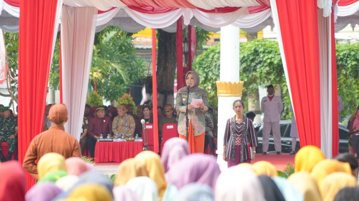 Bupati Klaten Sri Mulyani menjadi inspektur upacara pada peringatan Hari Guru Nasional (HGN) tahun 2024 yang diselenggarakan Pemerintah Kabupaten (Pemkab) Klaten di Alun-alun Klaten pada Senin (25/11/2024).