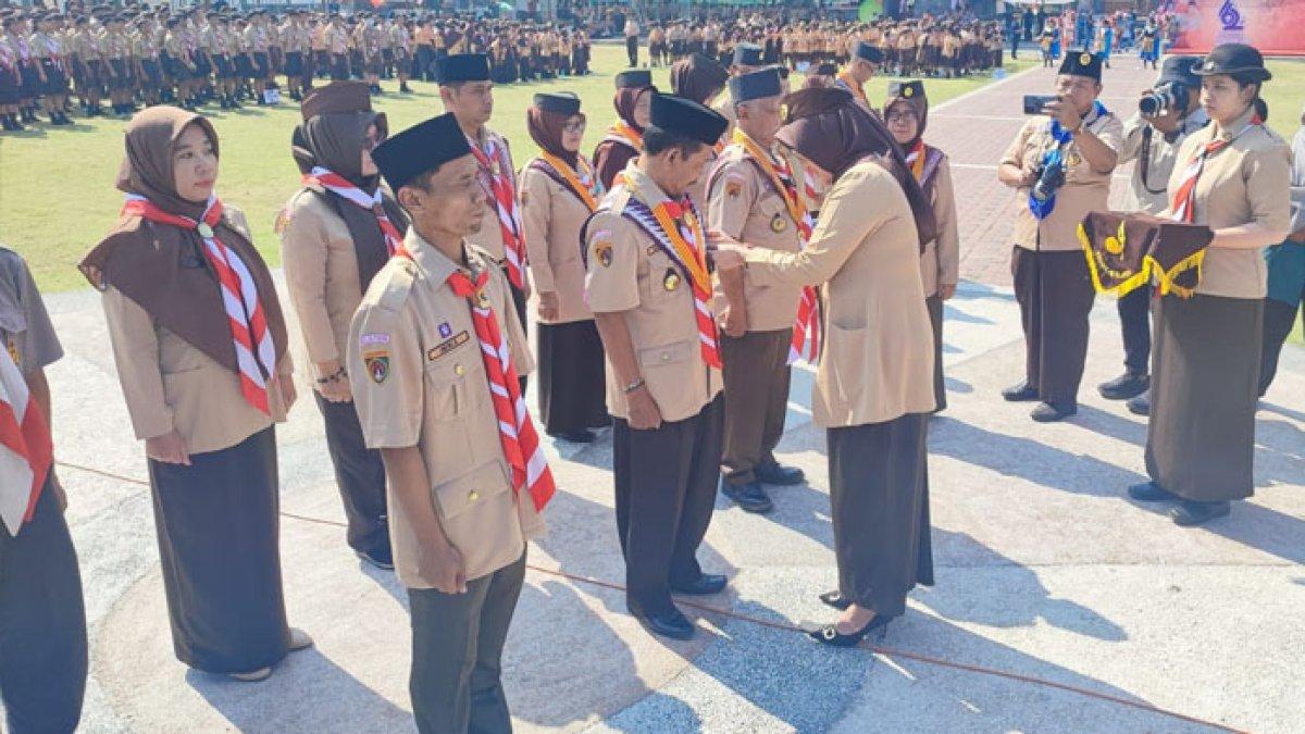Bupati Klaten, Sri Mulyani menyerahkan Penganugerahan