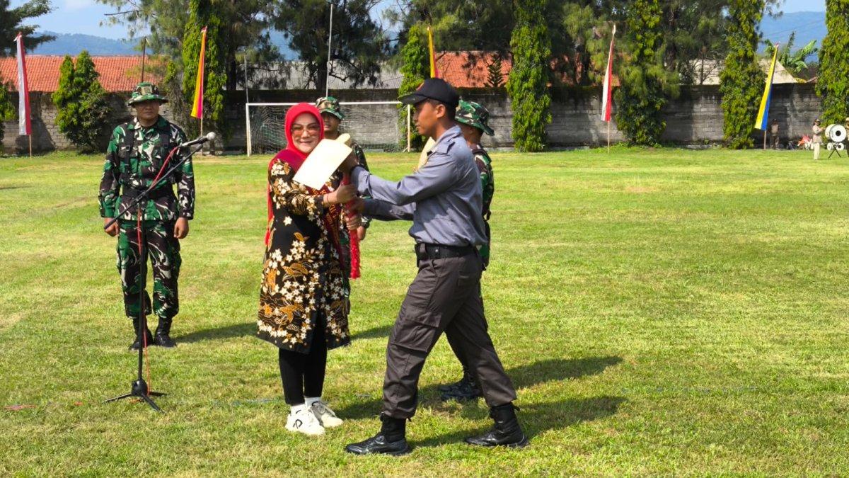 Bupati Klaten Sri Mulyani menyerahkan alat kerja saat pembukaan KBMKB ke-XXII tahun 2024 di lapangan Desa Pasung, Kecamatan Wedi, Klaten pada Selasa (23/4/2024).