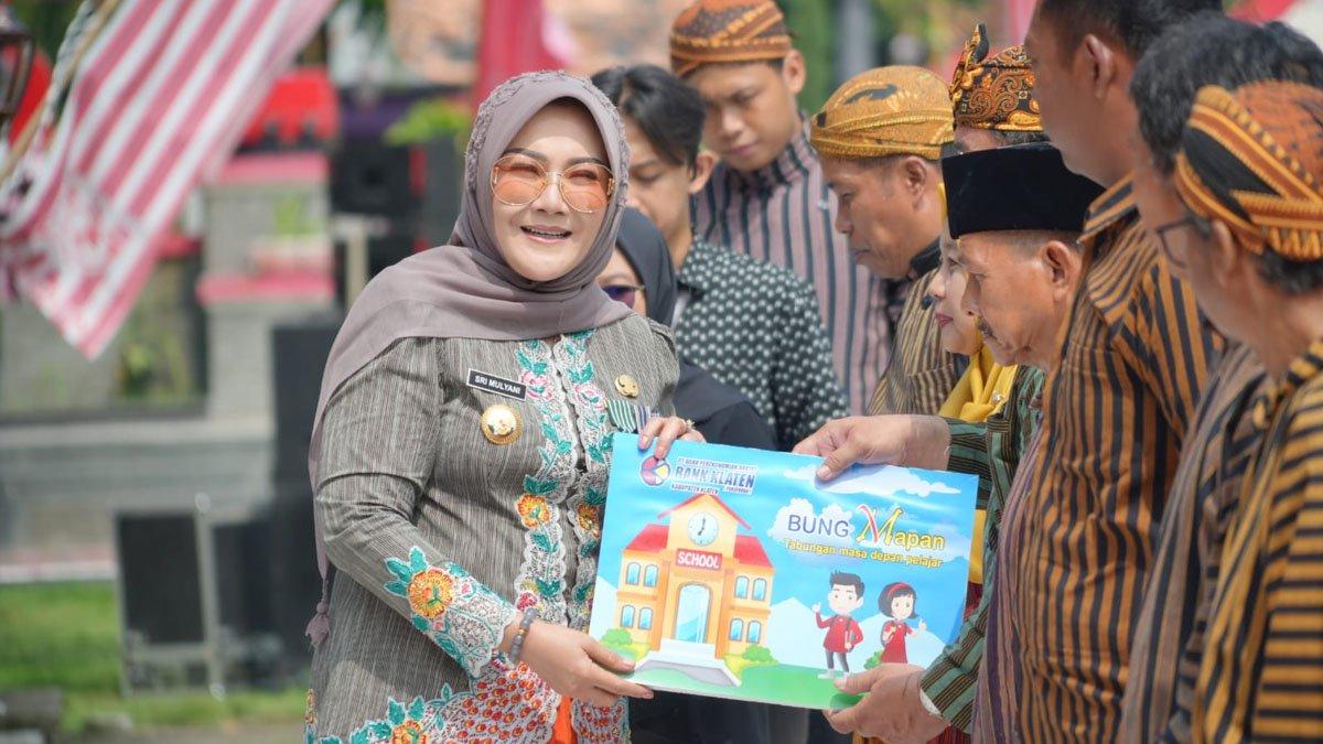 Bupati Klaten Sri Mulyani menyerahkan apresiasi kepada belasan guru dan tenaga kependidikan dedikatif tahun 2024 dari tingkat SD hingga SMA di Alun-alun Klaten pada Senin (25/11/2024).