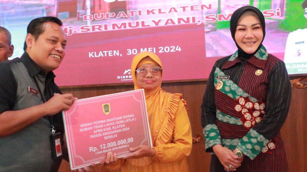Bupati Klaten Sri Mulyani menyerahkan bantuan sosial perbaikan RTLH di Pendopo
