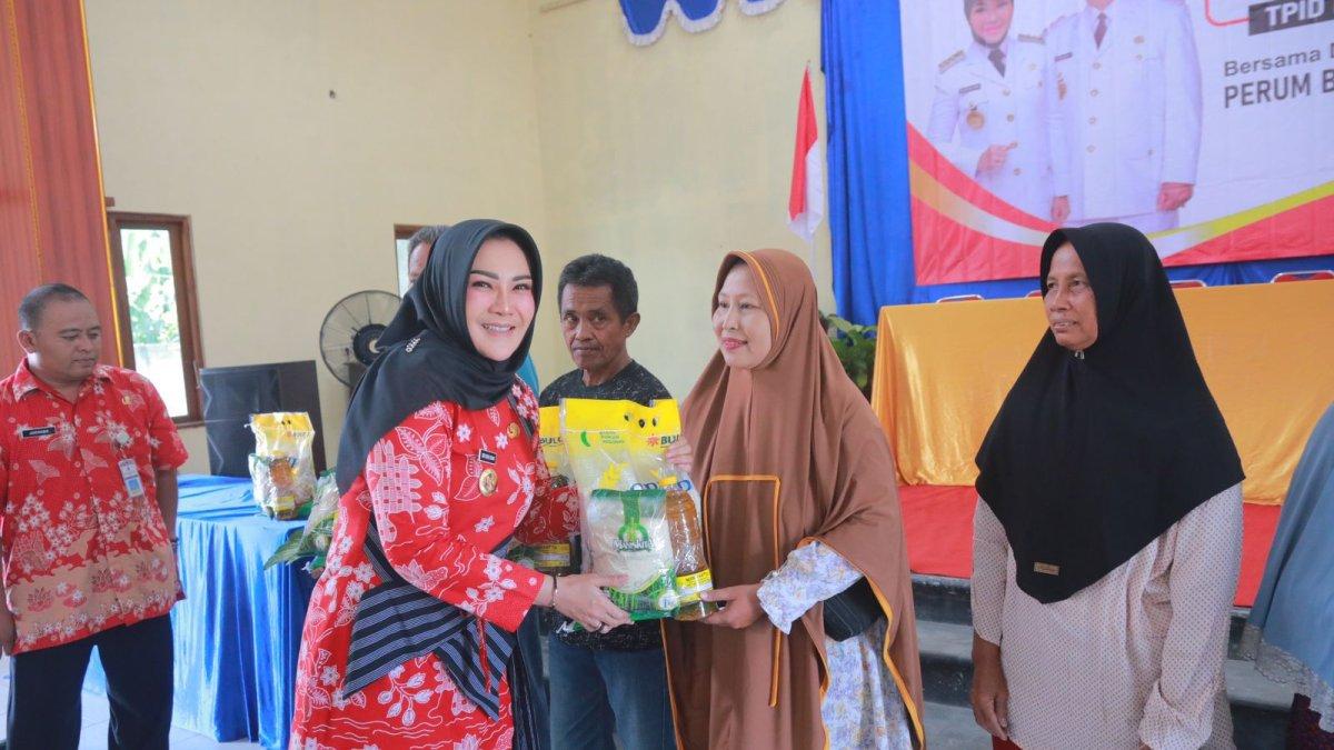 Bupati Klaten Sri Mulyani menyerahkan paket sembako kepada perwakilan warga di gedung serbaguna Desa Kranggan, Kecamatan Polanharjo, Selasa (19/3/2024)