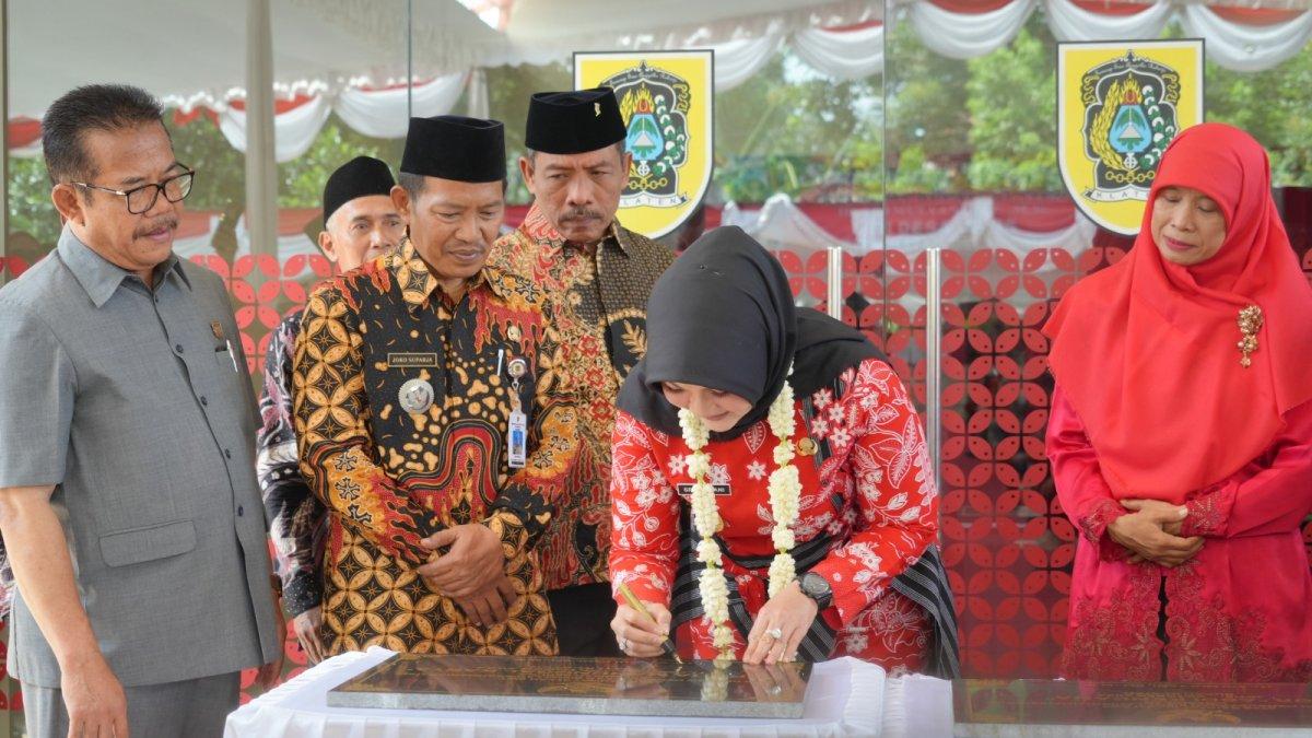 Bupati Klaten Sri Mulyani meresmikan GOR Abdi Kencana Desa Jetis, Kecamatan Delanggu, Klaten, pada Selasa (8/10/2024).