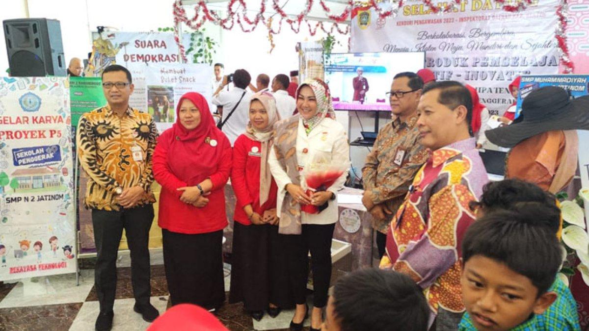 Bupati Klaten, Sri Mulyani saat berkeliling meninjau stand