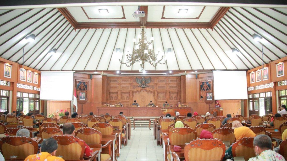 Bupati Klaten, Sri Mulyani saat menyampaikan jawaban atas Pemandangan Umum 7 Fraksi terhadap Rancangan Perubahan APBD 2023 dan Rancangan APBD 2024, Selasa (5/9/2023) di Gedung Paripurna DPRD Kabupaten Klaten.