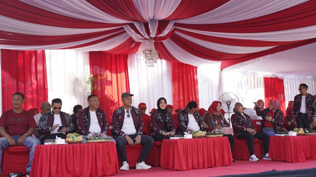Bupati Klaten, Sri Mulyani saat duduk di panggung kehormatan