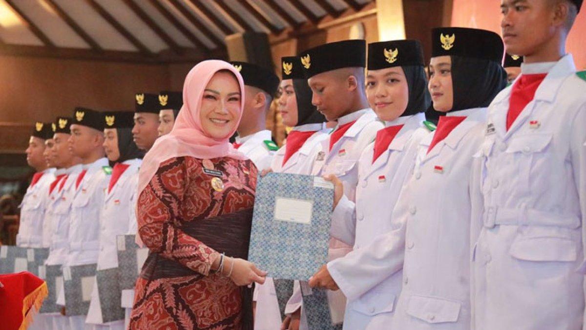 Bupati Klaten menyerahkan piagam kepada Paskibra
