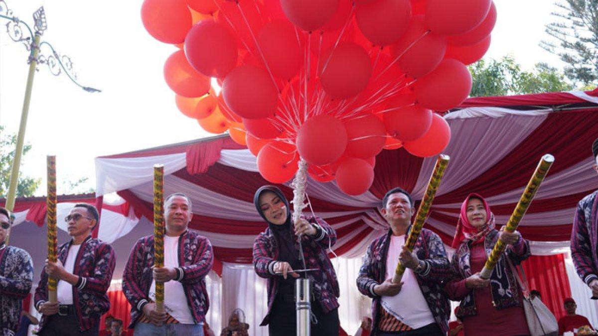 Bupati Klaten sri Mulyani saat di gelaran Karnaval Pembangunan, Minggu (20/8/2023).