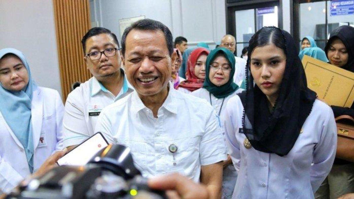100 HARI KERJA - Bupati Kudus, Sam'ani Intakoris memberikan keterangan rencana pembangunan rumah sakit bertaraf internasional, usai melakukan pembinaan SDM di lingkungan Rumah Sakit Umum Daerah (RSUD) dr. Loekmono Hadi, Kamis (6/3/2025). Rencananya rumah sakit tersebut dibangun di atas lahan eks-Matahari Mall.